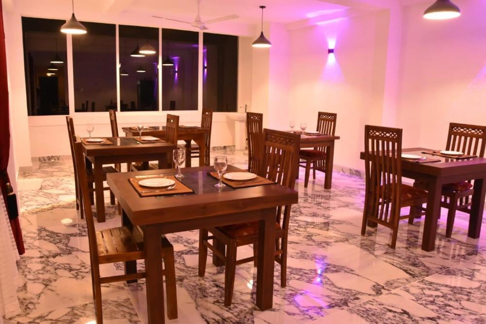 White Camelot Hotel Kandy Exterior photo